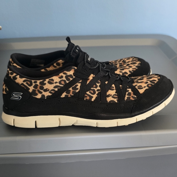 Skechers Women's Leopard Print Sneakers NEW 9.5 - Picture 4 of 6